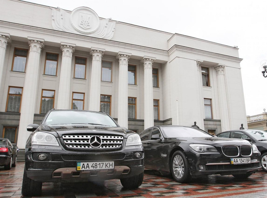 Кожен третій депутат Верховної Ради за рік війни купив собі автомобіль