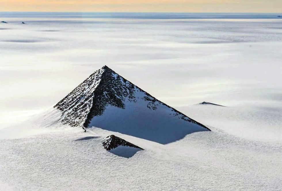 З-під крижаного покриву Антарктиди показалася верхівка величезної піраміди