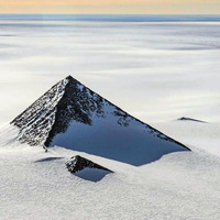 З-під крижаного покриву Антарктиди показалася верхівка величезної піраміди