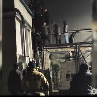 Збирався стрибнути з даху: у Прилуках поліцейські запобігли спробі самогубства чоловіка (відео)