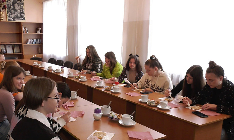 «Зроблено в Україні». Учениці Ладанського ліцею вчилися оздоблювати Великодні пряники
