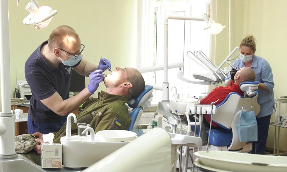 Безкоштовне протезування зубів військовим: НМСП єдина уклала такий договір з НСЗУ