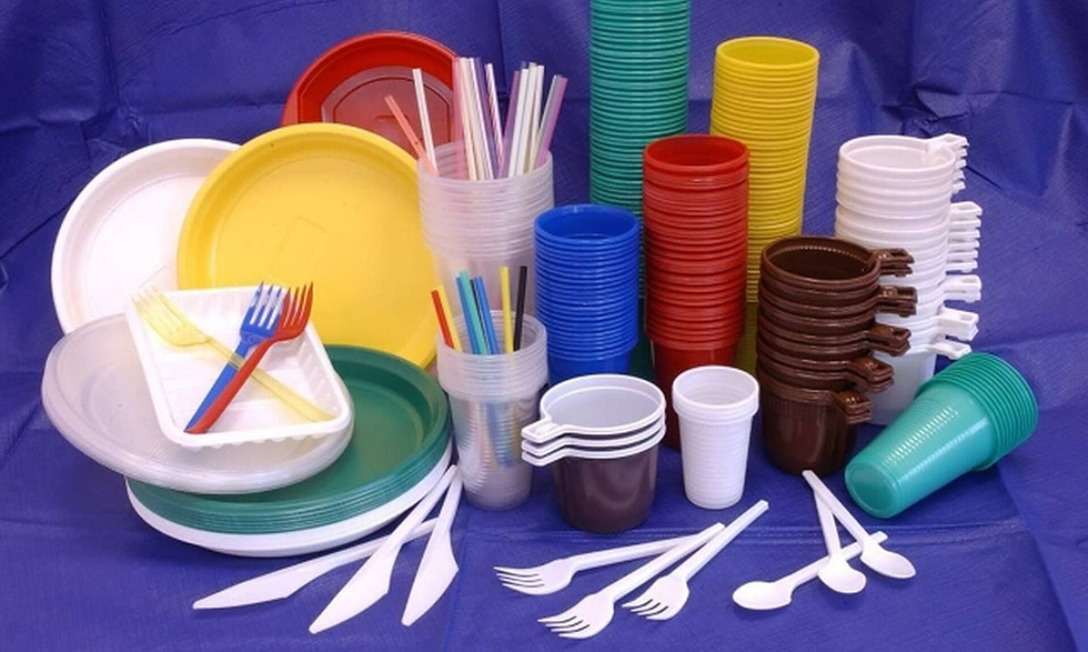 В Україні можуть заборонити ватні палички з пластиковою основою і одноразовий посуд