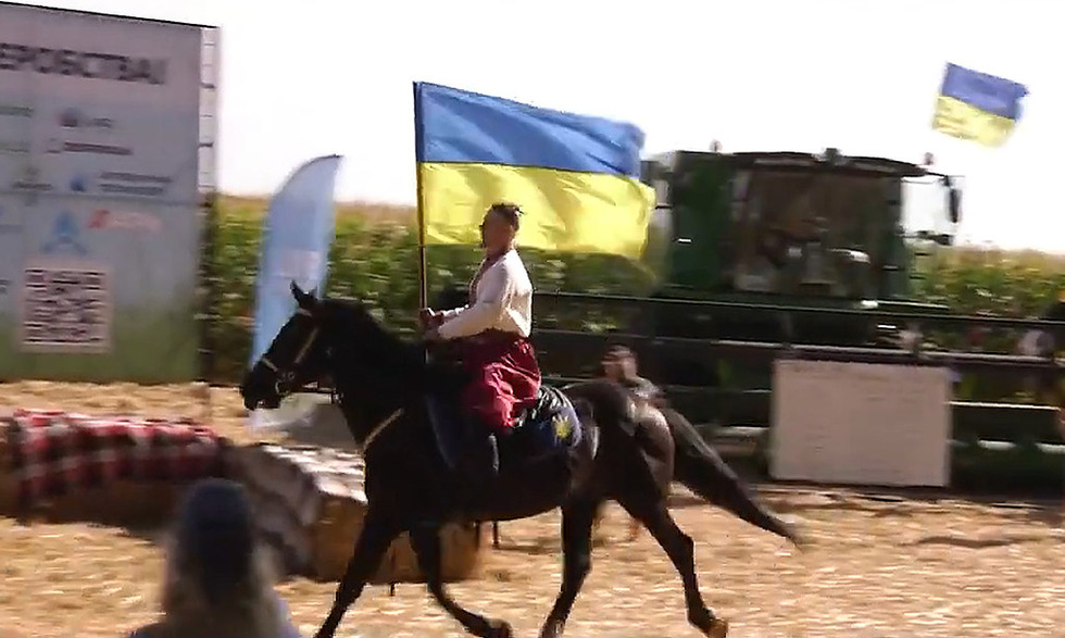 На Дні поля між дронами, тракторами та комбайнами розташувався «Соколиний хутір»!