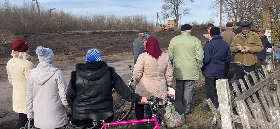 Жителі села Івківці вимагають припинити грейдерування кладовища жертв Голодомору