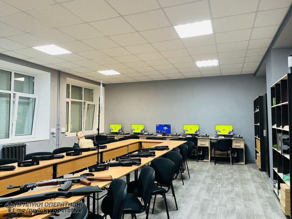 У ліцеї на Прилуччині працює осередок “Захисту України” - вчаться керувати дронами на симуляторі, збирати гвинтівки
