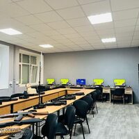 У ліцеї на Прилуччині працює осередок “Захисту України” - вчаться керувати дронами на симуляторі, збирати гвинтівки