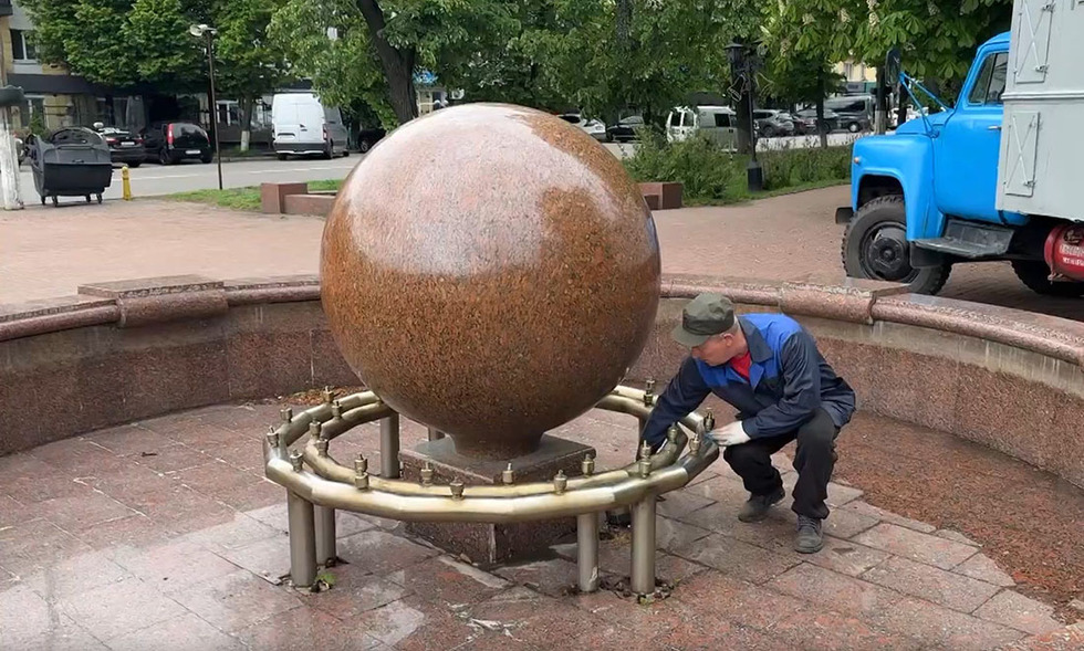 У Прилуках комунальники готують фонтани до літнього сезону