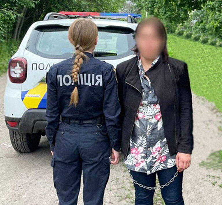 Вдарила ножем у груди: на Ніжинщині затримали жінку, підозрювану у вбивстві співмешканця