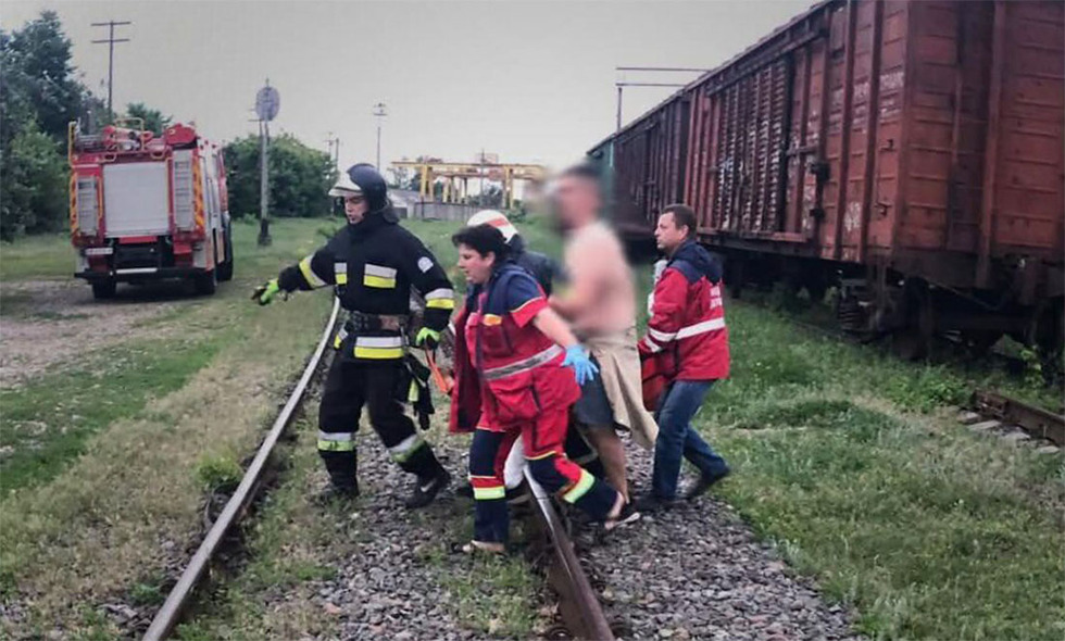 На Ніжинщині ударило струмом двох підлітків, які залізли на дах вагона