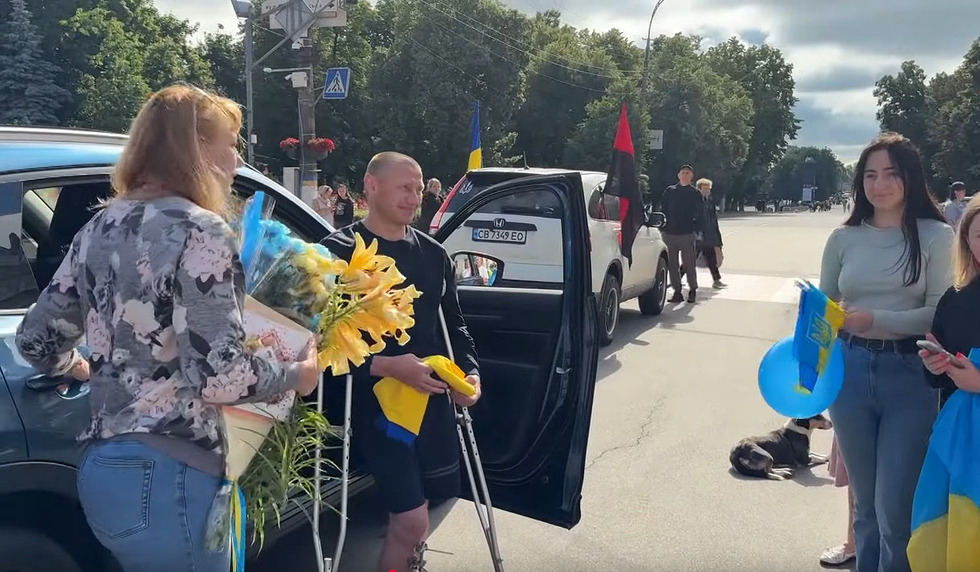 Прилуки зустрічають військовослужбовця, звільненого з ворожого полону