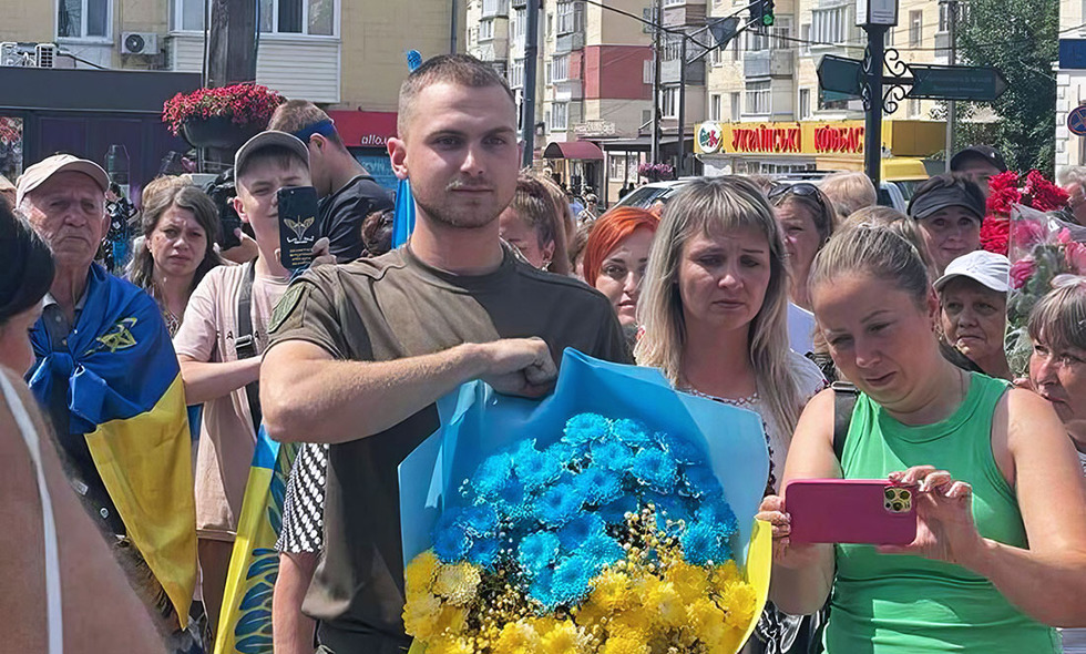 Прилуцька громада зустріла військового Олексія Кузьменка, який 10 місяців пробув у російському полоні