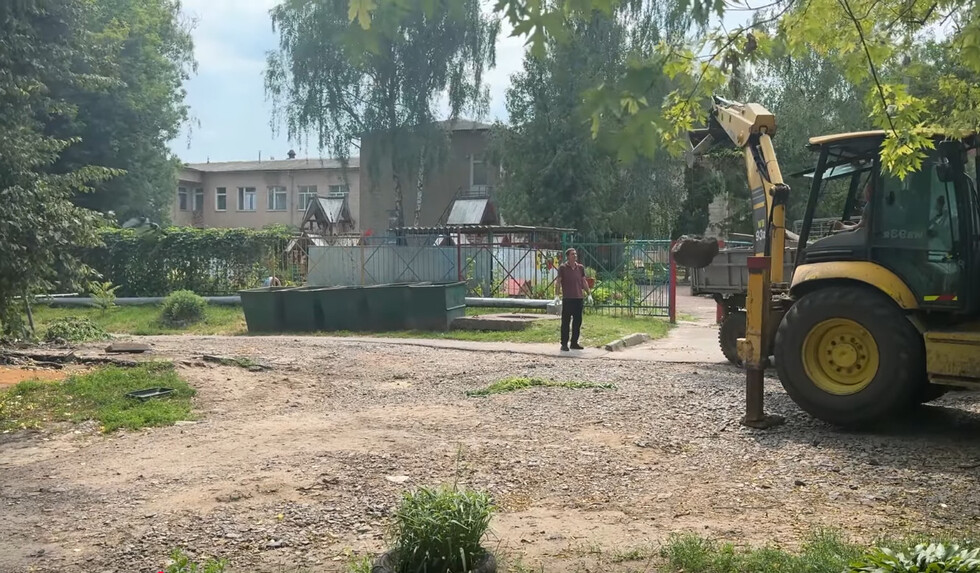 У Прилуках триває асфальтування майданчиків для роздільного збору сміття
