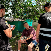 У ПРИЛУКАХ ЗАТРИМАЛИ ПІДОЗРЮВАНОГО У ЗБУТІ НАРКОТИКІВ: НИМ ВИЯВИВСЯ СИН МІСЬКОЇ ГОЛОВИ ОЛЬГИ ПОПЕНКО