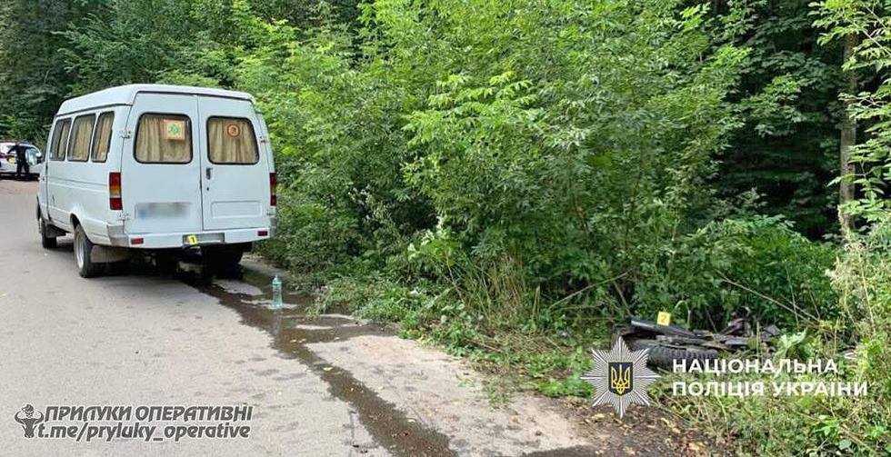 Зіткнулися шкільний автобус та мотоцикл: у ДТП на Прилуччині травмувався мотоцикліст