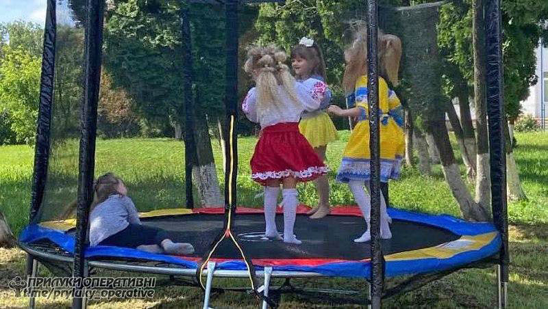 Батьки загиблого воїна з Прилуччини подарували дітям батут