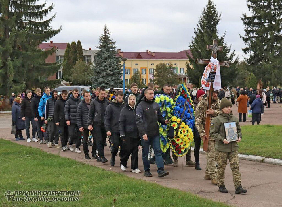 Близько 8 місяців вважався зниклим безвісти: на Прилуччині попрощалися із загиблим 21-річним військовим Денисом Гончаровим