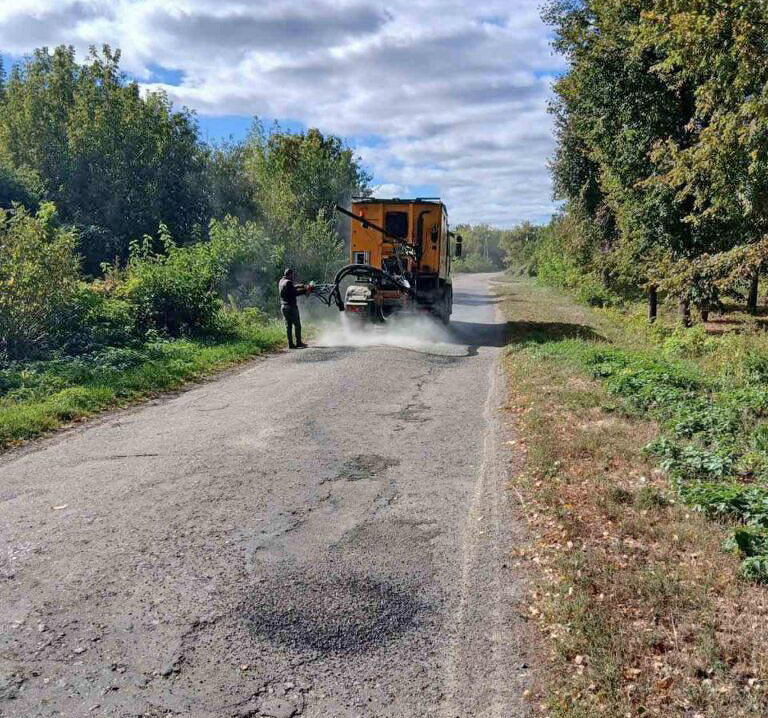 Аграрії допомогли виконати ямковий ремонт доріг у громаді на Прилуччині