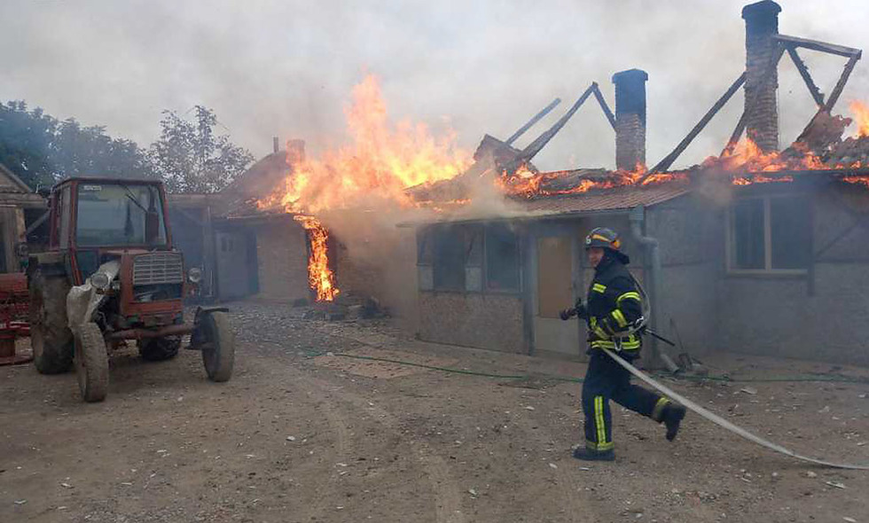 Згоріли покрівля й 4 тонни грубих кормів: наслідки пожежі на Прилуччині