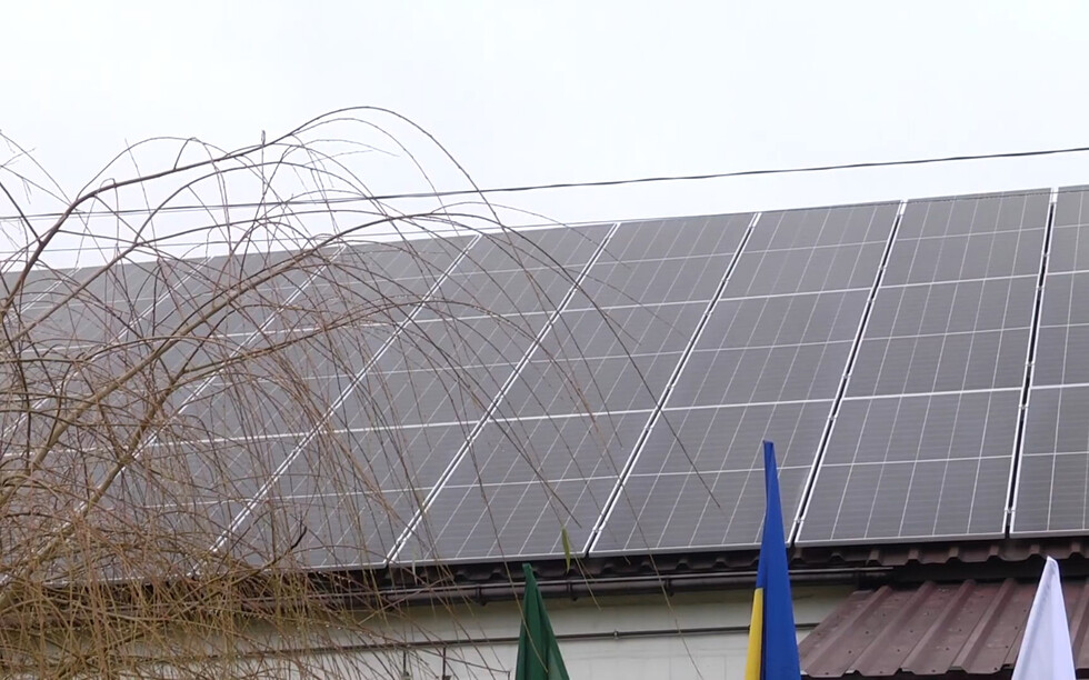Економить 12 тисяч гривень на день: у Прилуцькій райлікарні встановили сонячну електростанцію
