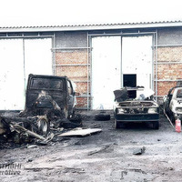 Наслідки атаки РФ у Прилуках: чотири авто згоріли, шість – пошкоджено