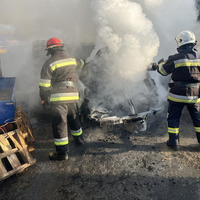 Згоріла автівка, пошкоджено гараж і літню кухню: наслідки пожежі на Прилуччині