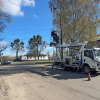 У Прилуках на перехресті вулиць Київська-Андріївська відремонтували світлофор зачеплений фурою