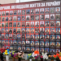 У місті оновили банер загиблим воїнам із Прилук