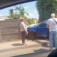 На Чернігівщині легковик врізався в бетонний паркан: пасажира госпіталізували