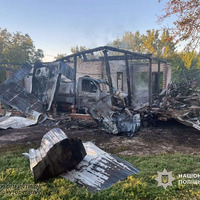 На Прилуччині поліція затримала чоловіка, який через конфлікт підпалив два авто та будівлю