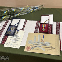 У Прилуках посадовці вручили нагороди рідним полеглих захисників і відвідали могилу закатованого в полоні воїна